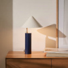 Modro bílá kovová stolní lampa Kave Home Shiva 42 cm -fv-interier-25