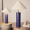 Modro bílá kovová stolní lampa Kave Home Shiva 42 cm -fv-interier-25