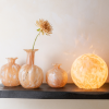 Oranžovo-bílá skleněná stolní lampa J-line Melifa 20 cm -fv-interier-25