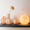 Oranžovo-bílá skleněná stolní lampa J-line Melifa 29 cm -fv-interier-25
