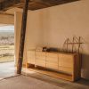 Dubová komoda Kave Home Alguema 200 x 40 cm -fv-interier-25