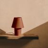 Terakotově červená kovová stolní lampa Kave Home Canapost -fv-interier-25