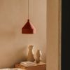 Terakotově červené kovové závěsné světlo Kave Home Peralta 30 cm -fv-interier-25