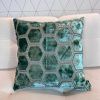 Mintově zelený sametový povlak na polštář Hexagon 43 x 43 cm -fv-interier-25