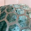 Mintově zelený sametový povlak na polštář Hexagon 43 x 43 cm -fv-interier-25