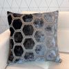 Šedý sametový povlak na polštář Hexagon 43 x 43 cm -fv-interier-25