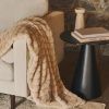Matně černý skleněný kulatý odkládací stolek Kave Home Wilshire 50 cm -fv-interier-25