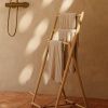 Teakový věšák na ručníky Kave Home Kenta 95 x 50 cm -fv-interier-25