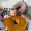 Šedý sametový polštář písmeno E 40 cm -fv-interier-25