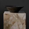 Béžový kamenný noční/odkládací stolek AUDO PLINTH 40 x 40 cm -fv-interier-25