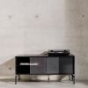 Černý TV stolek Met 116 x 42 cm -fv-interier-25