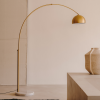 Zlatá kovová stojací lampa Kave Home Madali 160-185 cm -fv-interier-25