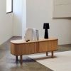 Dřevěný TV stolek Kave Home Mailen 120 x 40 cm -fv-interier-25