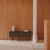 Tmavě hnědý dřevěný TV stolek Kave Home Mailen 120 x 40 cm -fv-interier-25