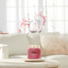 Střední vonná svíčka Yankee Candle Black Cherry Signature -fv-interier-25