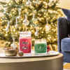 Střední vonná svíčka Yankee Candle Shimmering Christmas Tree Signature -fv-interier-25
