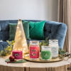 Střední vonná svíčka Yankee Candle Sparkling Winterberry Signature -fv-interier-25