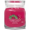 Střední vonná svíčka Yankee Candle Sparkling Winterberry Signature