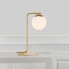 Opálově bílá skleněná stolní lampa Grant s mosaznou podstavou -fv-interier-25