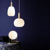 Opálově bílá skleněná stolní lampa Alton -fv-interier-25