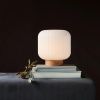 Opálově bílá skleněná stolní lampa Milford s dřevěnou podstavou -fv-interier-25