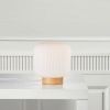 Opálově bílá skleněná stolní lampa Milford s dřevěnou podstavou -fv-interier-25