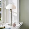 Opálově bílá skleněná stolní lampa Ellen se stříbrnou podstavou -fv-interier-25
