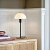 Opálově bílá skleněná stolní lampa Ellen s černou podstavou -fv-interier-25