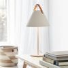 Bílá kovová stolní lampa Strap -fv-interier-25