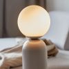 Opálově bílá skleněná stolní lampa Notti s béžovou podstavou -fv-interier-25