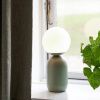 Opálově bílá skleněná stolní lampa Notti se zelenou podstavou -fv-interier-25