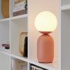 Opálově bílá skleněná stolní lampa Notti s oranžovou podstavou -fv-interier-25
