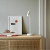 Bílá kovová stolní lampa Omari -fv-interier-25