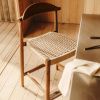Ořechová dřevěná barová židle Kave Home Nina 62 cm s béžovým výpletem -fv-interier-25