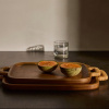 Dřevěné servírovací prkénko Kave Home Sardis 45,5 x 30,5 cm -fv-interier-25