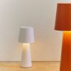 Bílá kovová zahradní stolní LED lampa Kave Home Arenys S -fv-interier-25