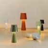 Terakotově červená kovová zahradní stolní LED lampa Kave Home Arenys M -fv-interier-25
