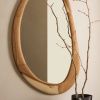 Dřevěné závěsné zrcadlo Kave Home Selem 107 x 60 cm -fv-interier-25Dřevěné závěsné zrcadlo Kave Home Selem 107 x 60 cm