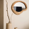 Dřevěné závěsné zrcadlo Kave Home Selem 68 x 44 cm -fv-interier-25