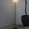 Bílá plastová solární stojací LED lampa Kave Home Dinesh 120 cm s černou podnoží -fv-interier-25