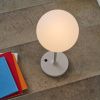 Bílá plastová stolní LED lampa Kave Home Dinesh se šedou podnoží -fv-interier-25
