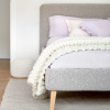 Světle šedý bouclé potah na postel Kave Home Dyla 160 x 200 cm -fv-interier-25