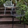 Světle šedá stohovatelná kovová židle ZUIVER ALBERT KUIP GARDEN -fv-interier-25
