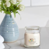 Střední vonná svíčka Yankee Candle Vanilla Horchata Singature -fv-interier-25