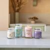 Střední vonná svíčka Yankee Candle Vanilla Horchata Singature -fv-interier-25