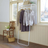 Bílý kovový stojací věšák s policí Yamazaki Tower II. 160 cm -fv-interier-25