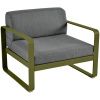 Tmavě šedé čalouněné zahradní křeslo Fermob Bellevie se zelenou podnoží - odstín pesto
