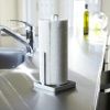 Bílý kovový držák na roli kuchyňských utěrek Yamazaki Tower 26,5 cm -fv-interier-25