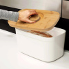 Bílý plastový chlebník s prkénkem Bread Bin -fv-interier-25