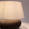 Černobílá kovová stolní lampa Kave Home Nessi -fv-interier-25